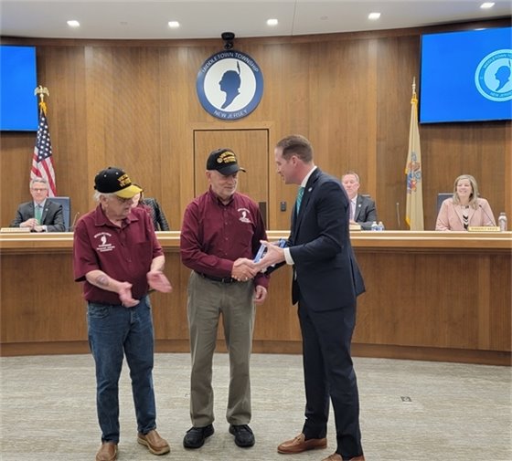 Mayor Perry presents award to Bob