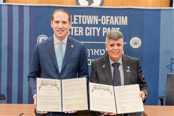 Mayor Tony Perry and Mayor Itzik Danino proudly display their signed sister city pact. 