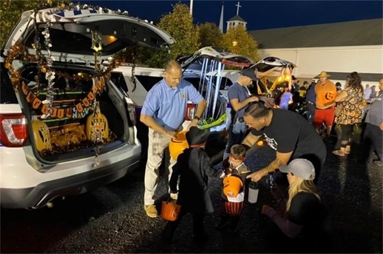 MTPD officer hands out treats to kids