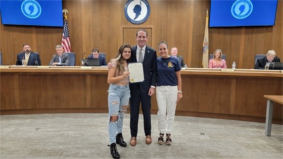 Mayor Perry with Infinite Love for Kids Fighting Cancer representatives