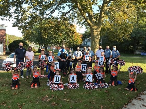 Middletown Eagles Cheerleaders Support MTPD