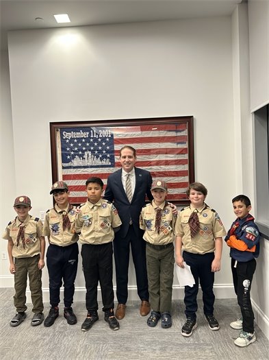 Group photo of Mayor Perry and scouts