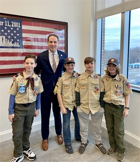 Mayor Perry and Cub Scouts