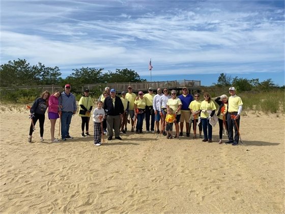 Group photo from sMiles for Katie beach cleanup
