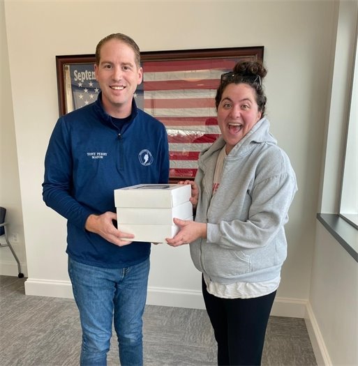 Photo of Mayor Perry and Nikki of Mav's Top Buns