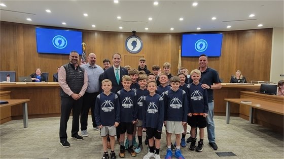 Group photo of Mayor Perry with 9U and 12U teams