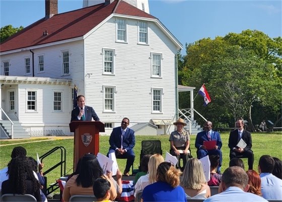 Mayor Perry speaks at the ceremony